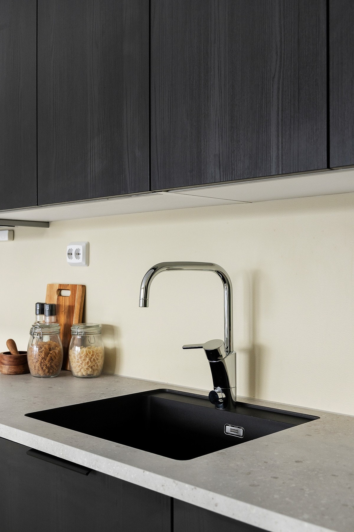 Kjøkkenet har moderne innredning med glatte mørke fronter. Galleribilde