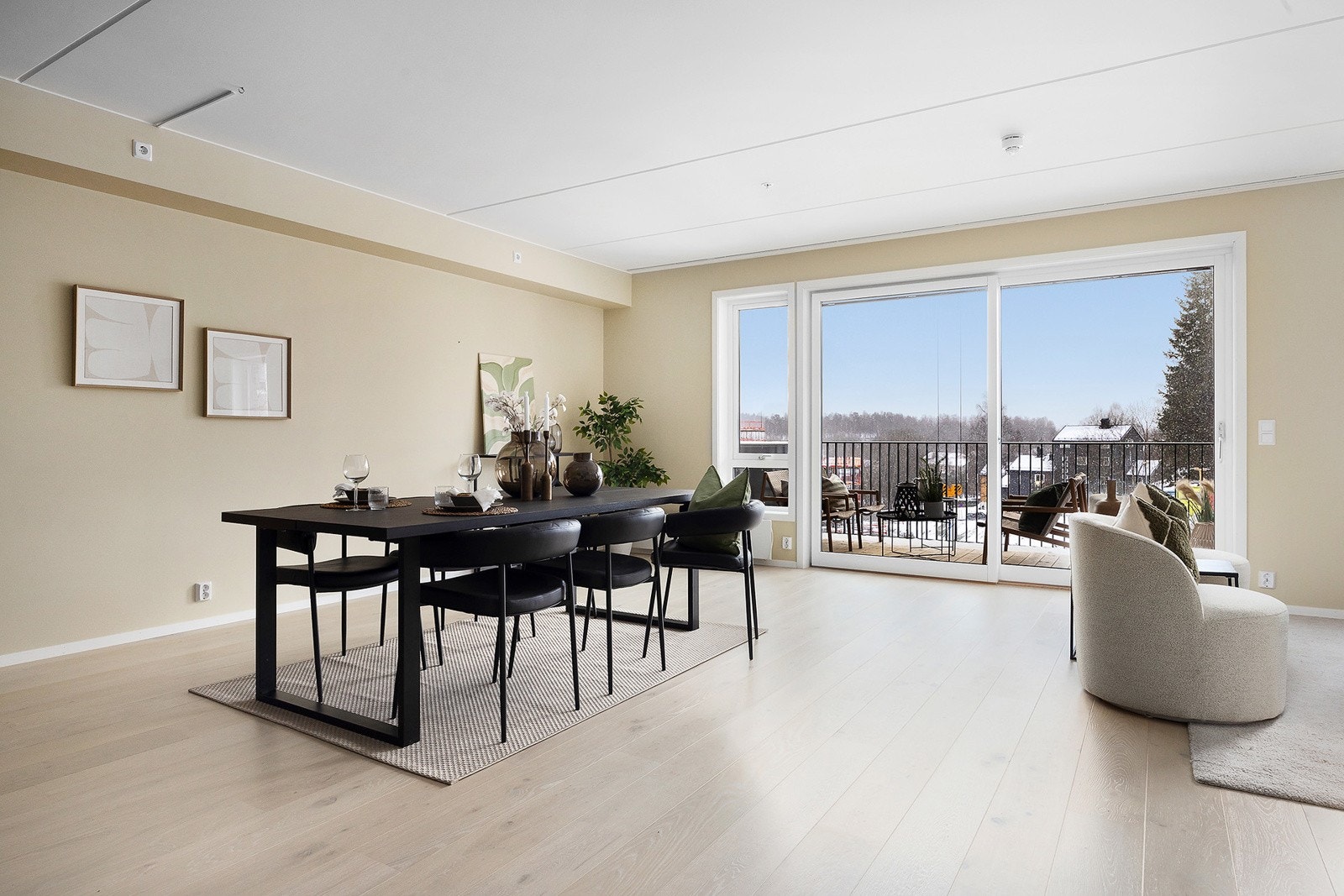 Leiligheten byt på store vindusflater, en luftig planløsning og godt med lysinnslipp. Galleribilde