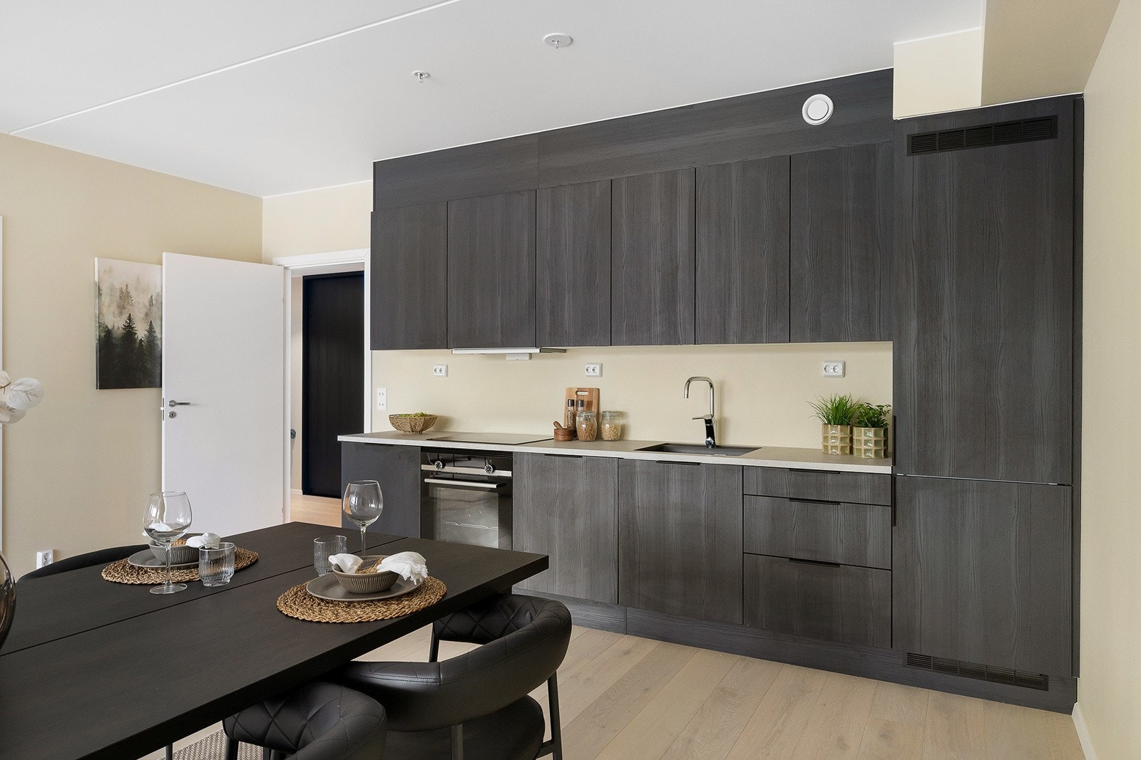 Hvitevarer består av stekeovn, platetopp, oppvaskmaskin og kjøl/fryseskap. Det er god oppbevaringsplass i kjøkkeninnredningen. Galleribilde