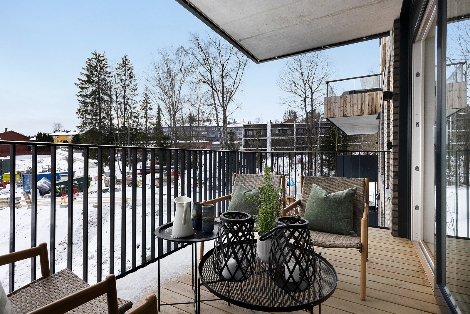 Her er det god plass til sittegruppe og grill. Det er stikkontakt og belysning ute på balkongen. Galleribilde