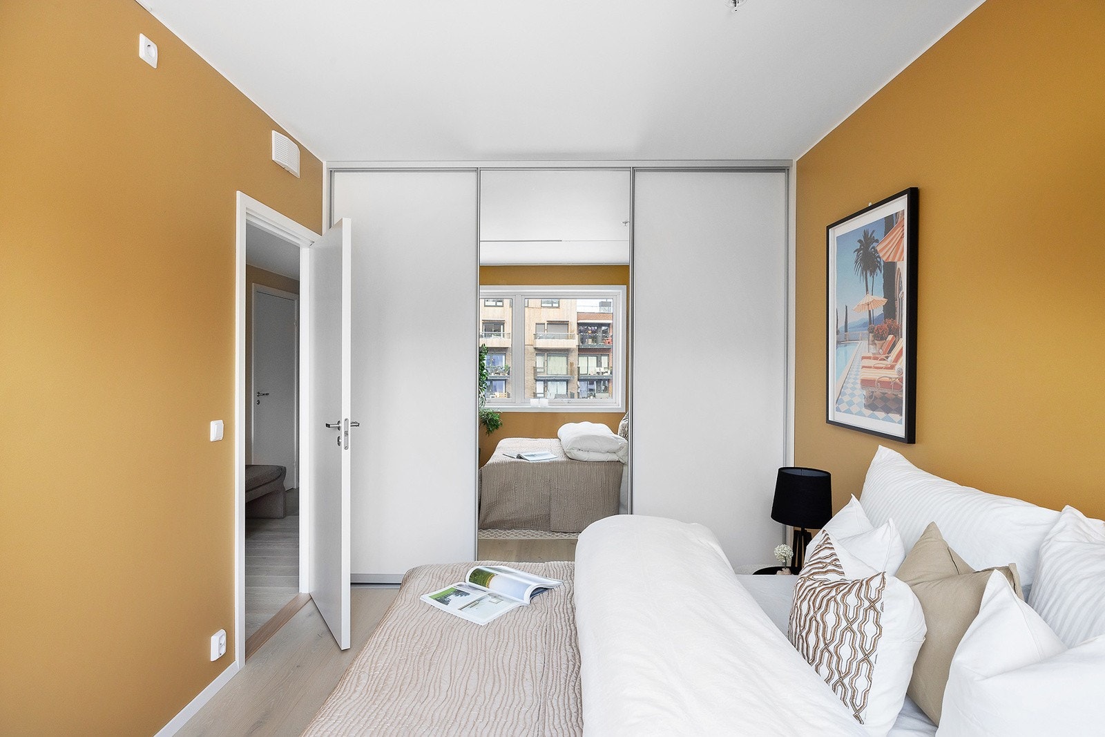 Garderobeskap på hovedsoverommet har rikelig med oppbevaring. Galleribilde