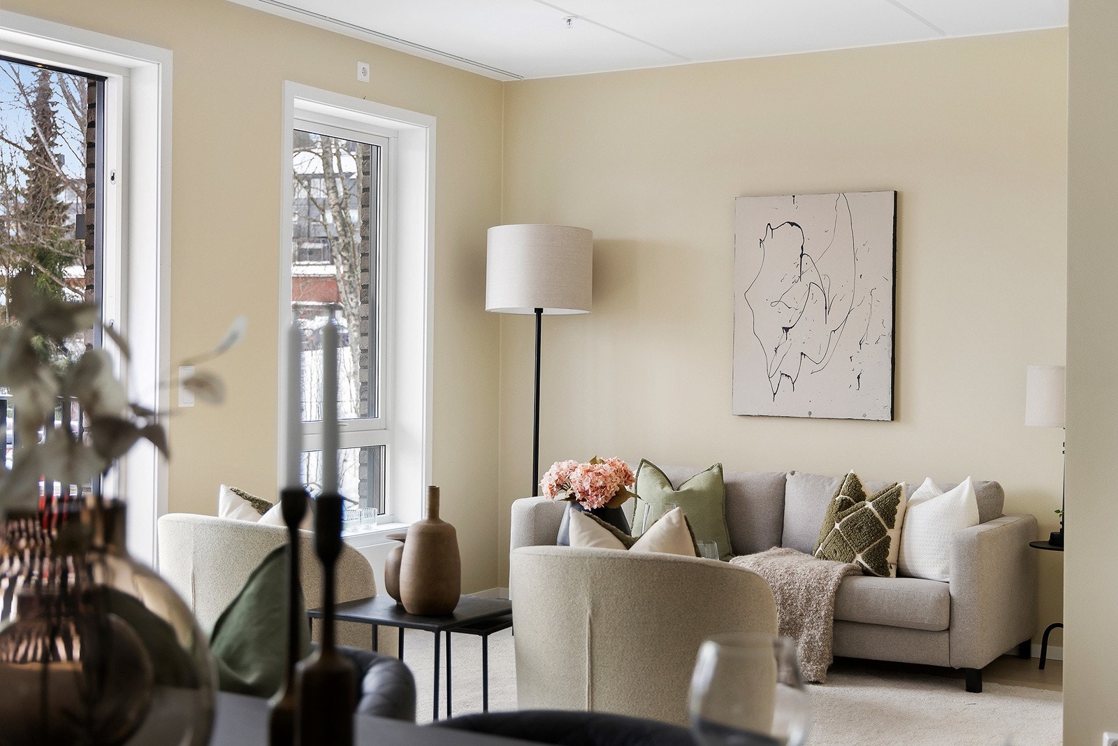 Boligens beliggenhet er nære både byliv og natur, med kort vei til marka, samt et bredt utvalg av butikker og spisesteder. Galleribilde