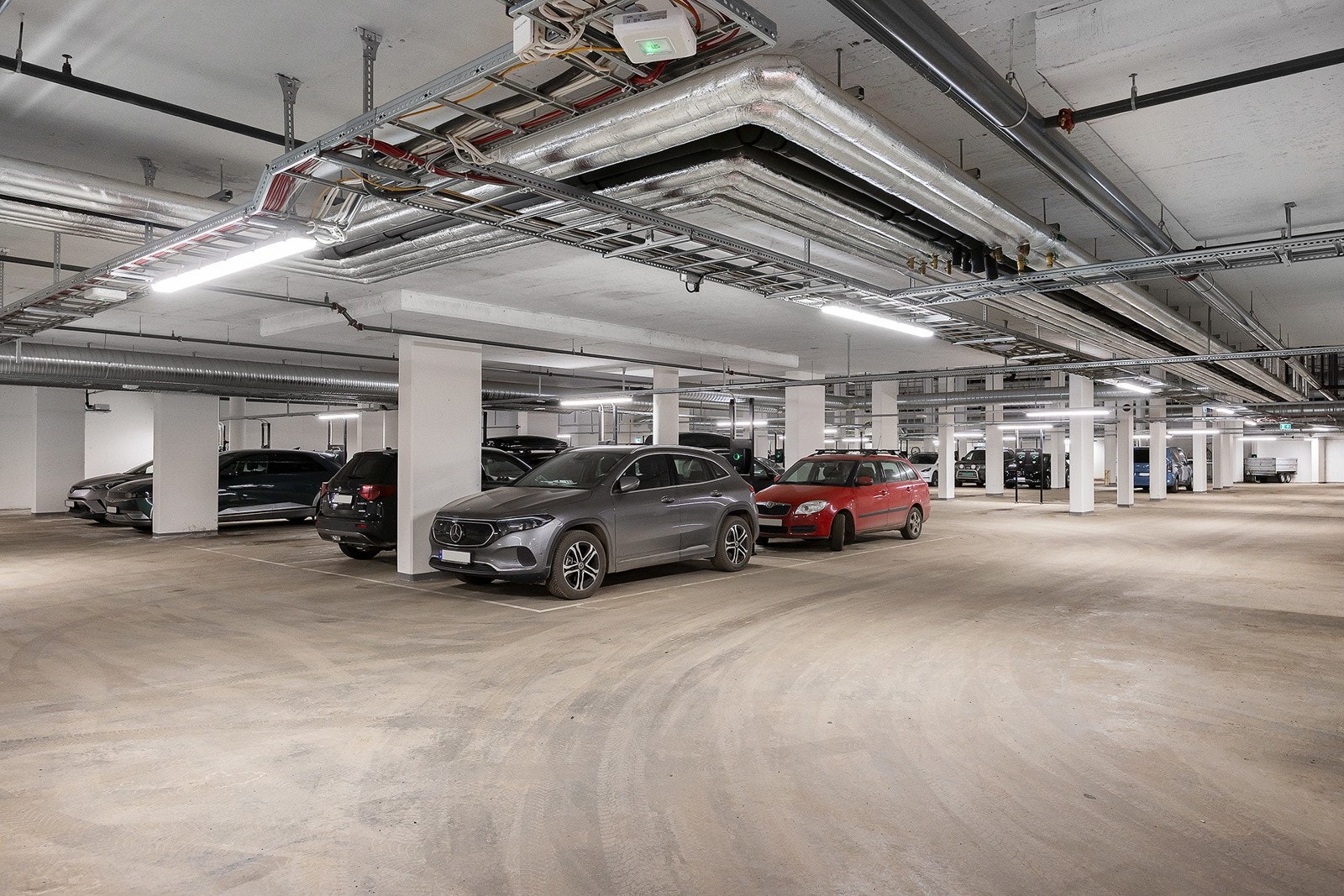 Leiligheten disponerer parkeringsplass i tilknyttet garasjeanlegg med el-bil lader. Galleribilde