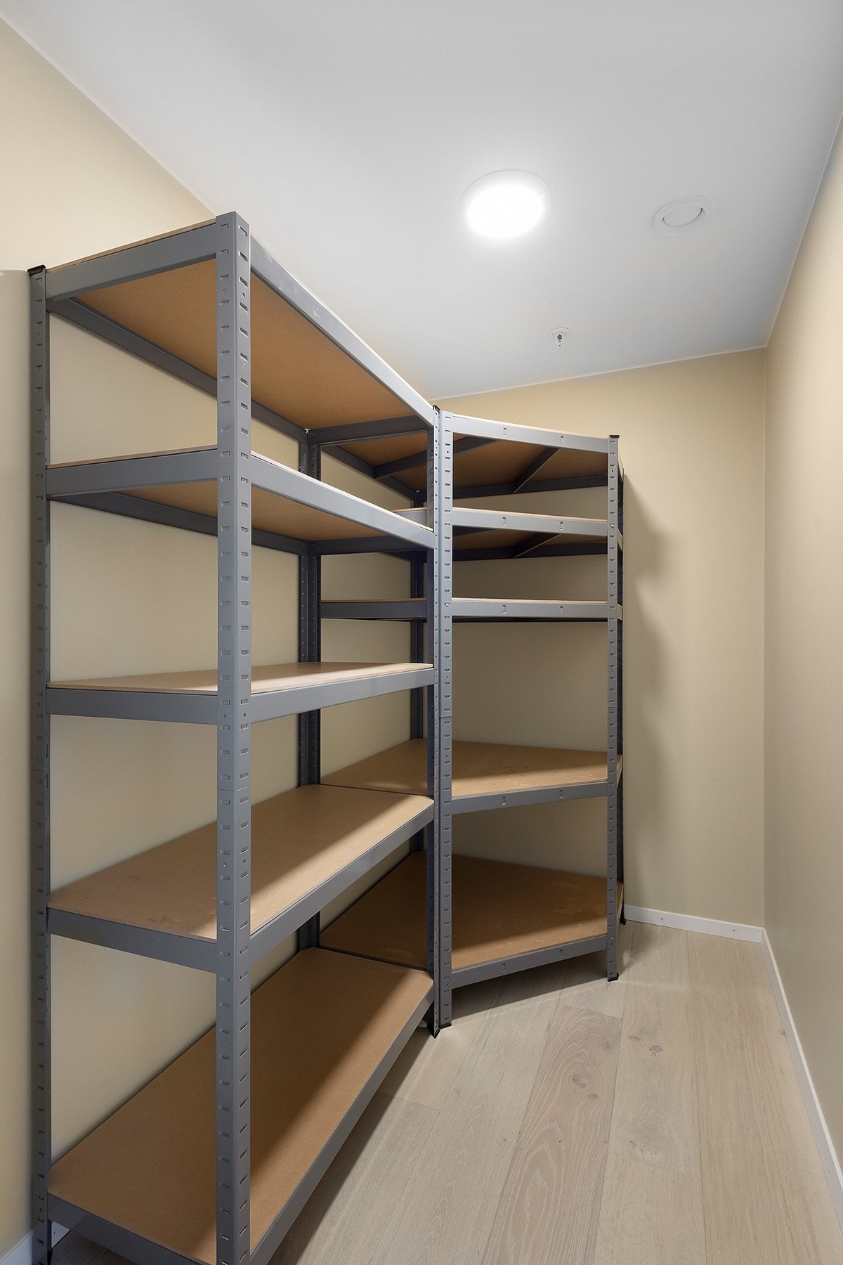 Tilknyttet stue/kjøkken er det praktisk bod. Benyttet av tidligere eier som matbod. Galleribilde