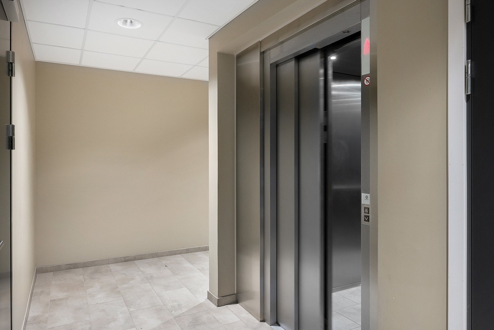 Fra leiligheten er det direkteadkomst med heis til leilighetens parkeringsplass. Galleribilde