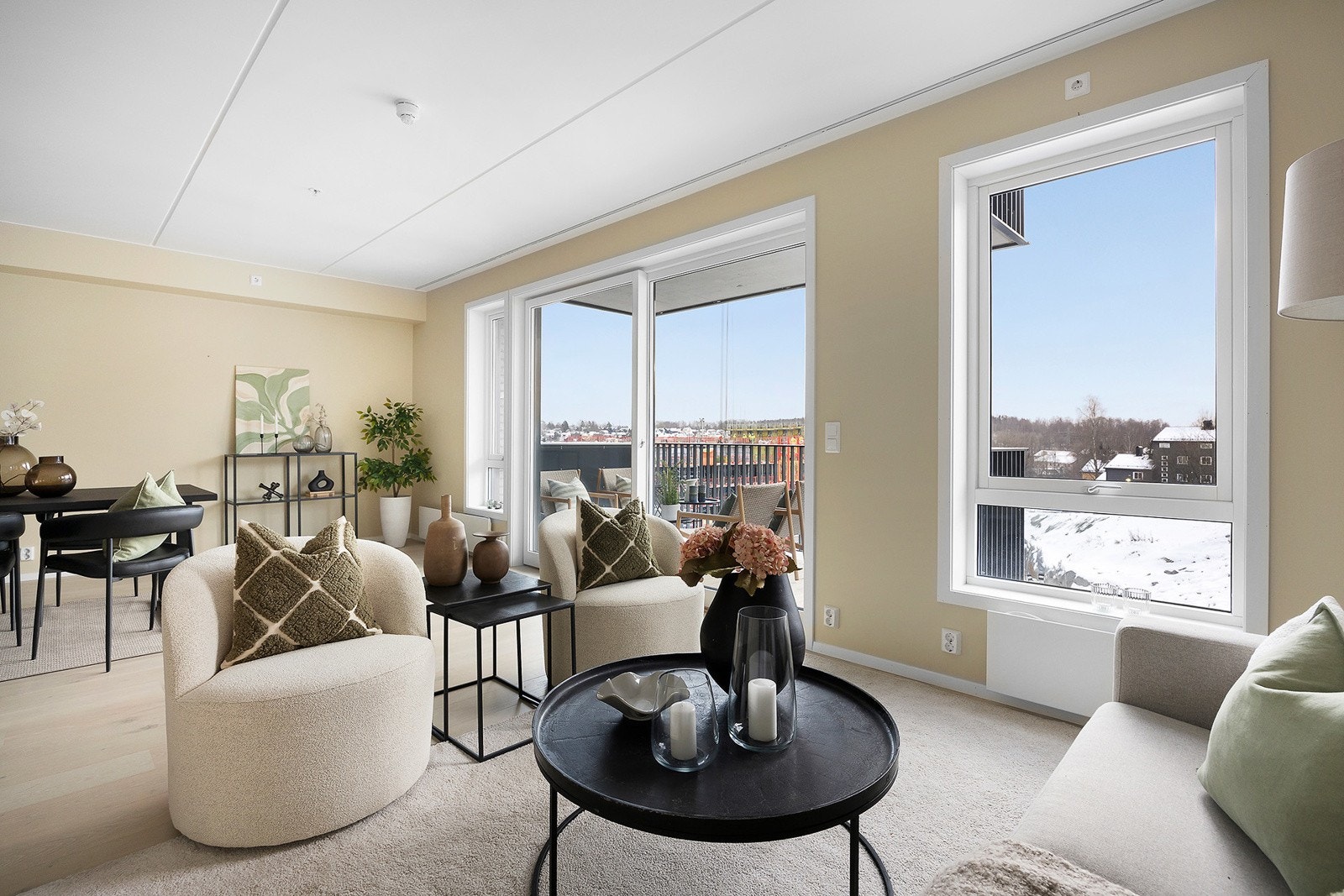 Leiligheten har en åpen stue- og kjøkkenløsningen som gir god plass til både sofahjørne og spisebord. Galleribilde