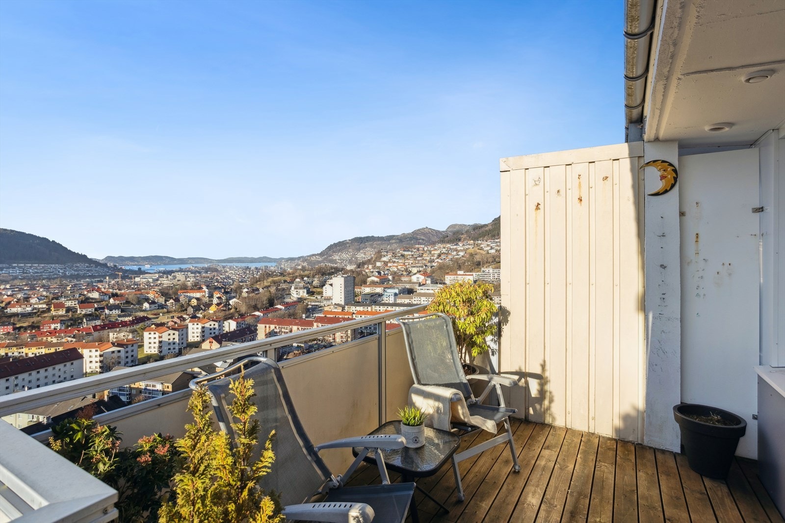 Balkongen fungerer som en flott forlengelse av stuen når været tillater det - et perfekt sted for morgenkaffen, avslapning eller sosiale stunder. Galleribilde