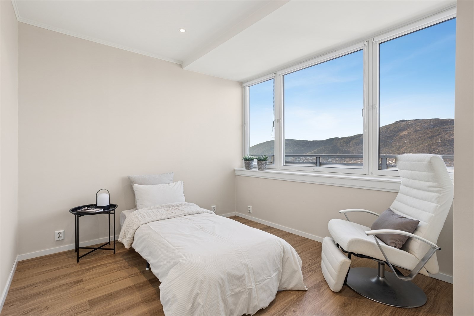 Store vindusflater gir rommet en lys og innbydende atmosfære. Galleribilde