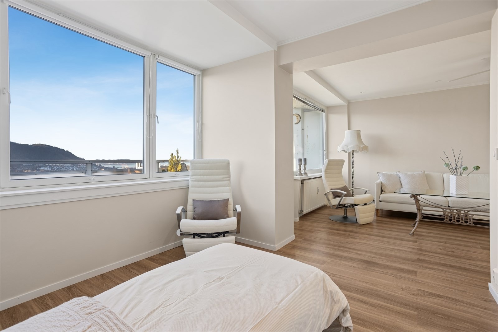 Leiligheten har to romslige soverom med plass til dobbeltseng og øvrig møblement. Galleribilde