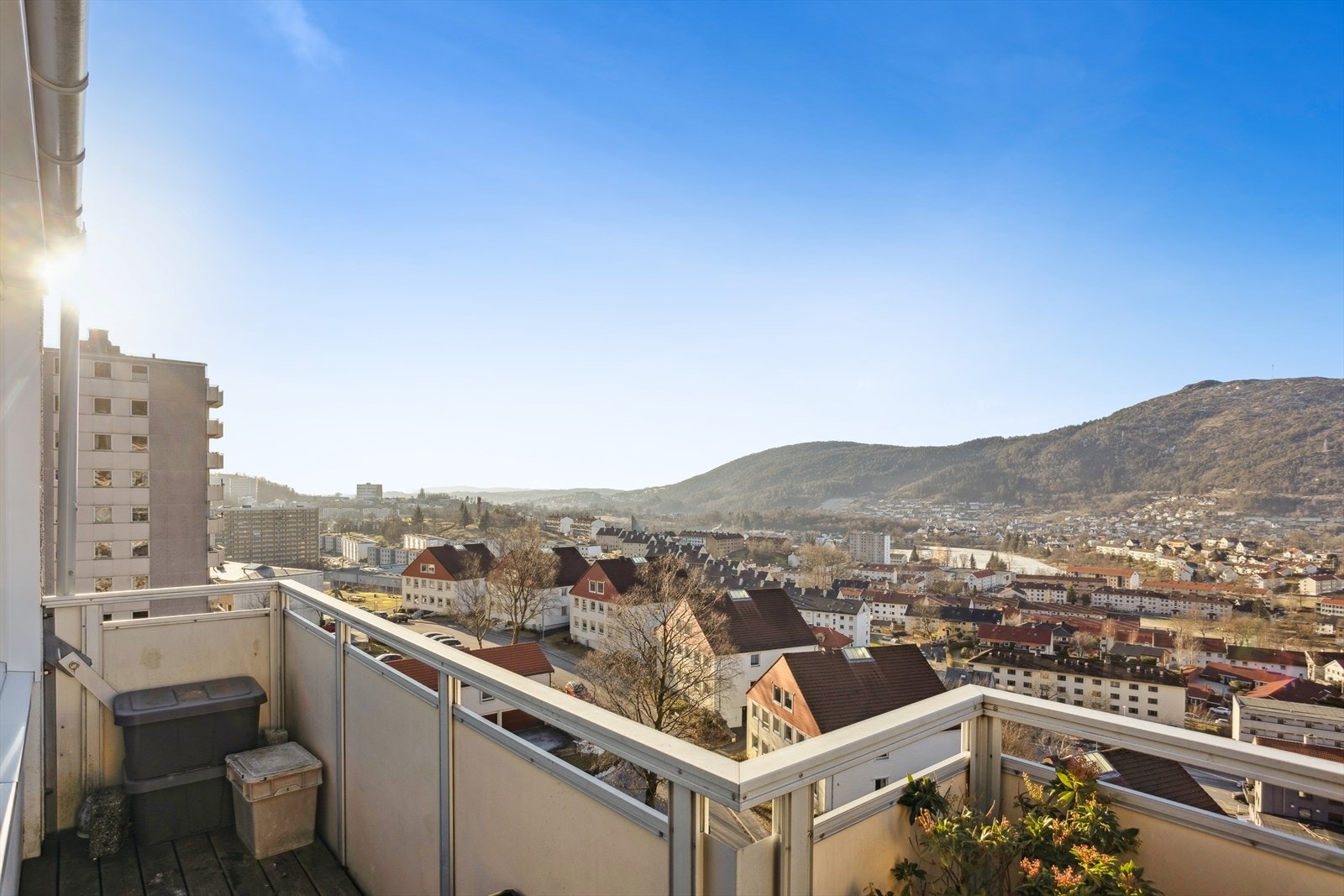 Fra balkongen får du et luftig overblikk over nabolaget og pen utsikt! Galleribilde