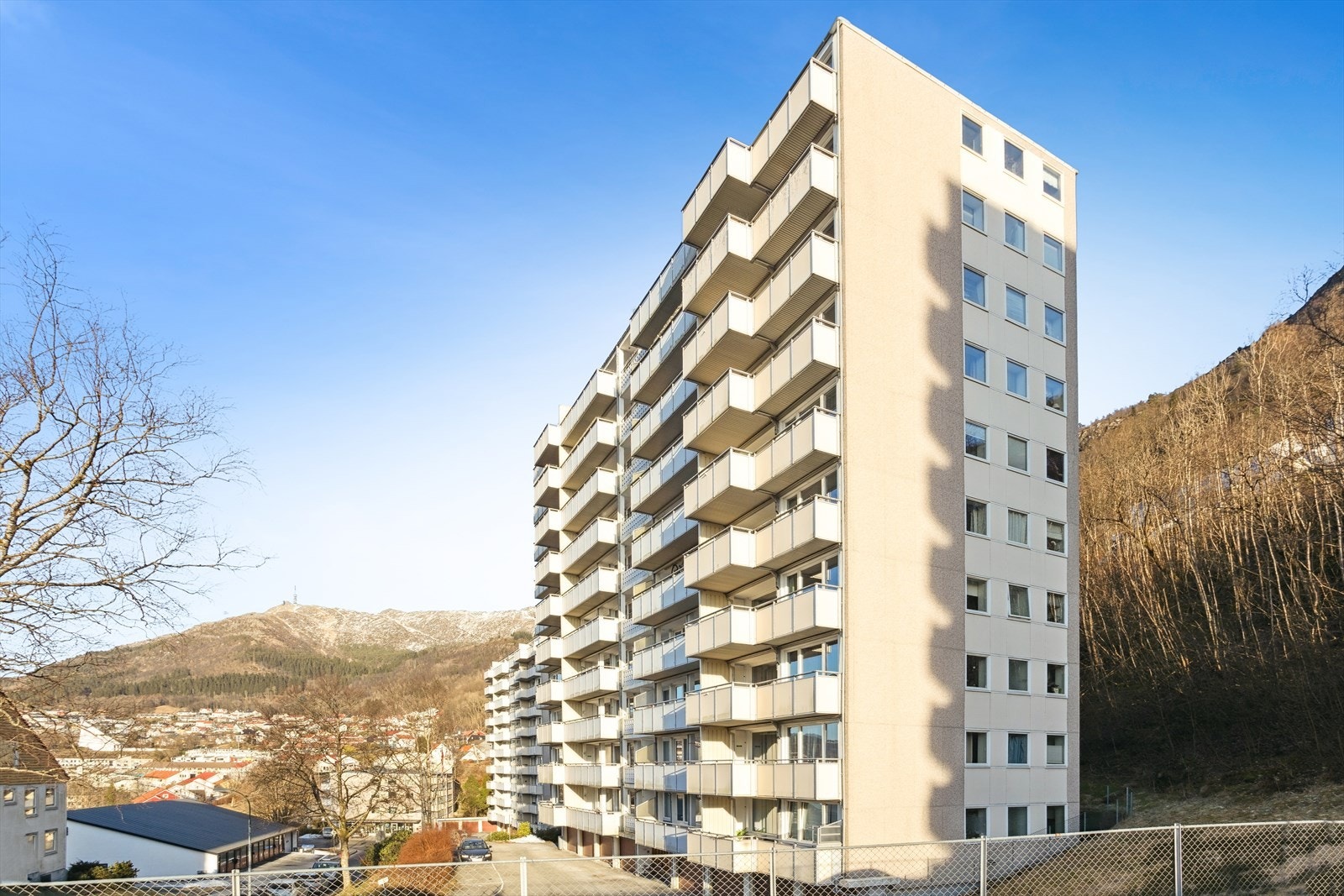 Leiligheten ligger i byggets 11. etasje. Galleribilde