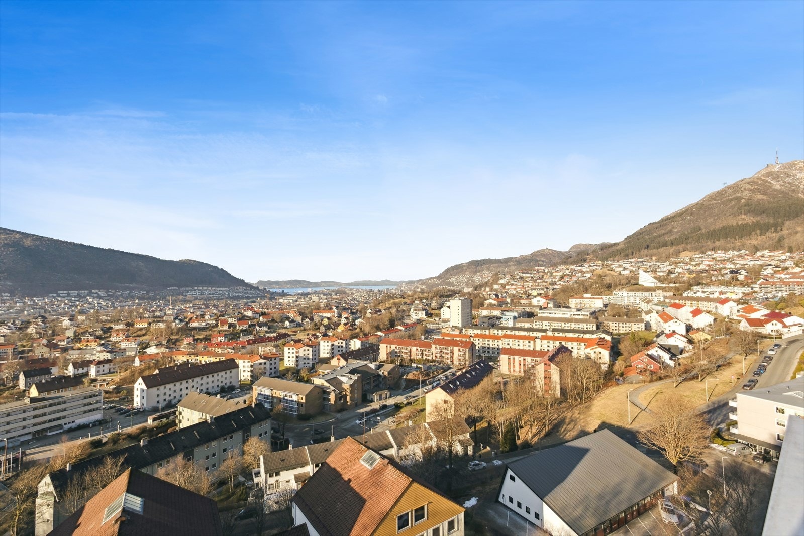 Strimmelen 8 ligger på Landås, i et etablert boligområde med korte avstander til både servicetilbud, kollektivtransport og rekreasjonsmuligheter. Galleribilde