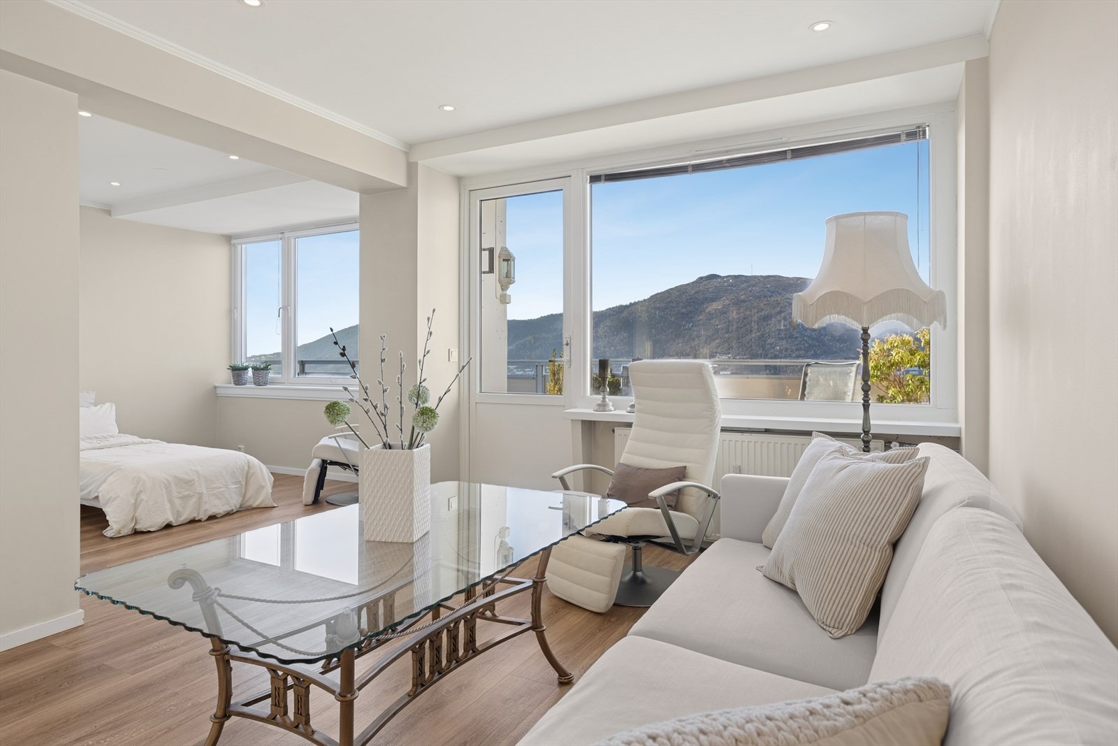 Store vindusflater gir rikelig med naturlig lys. Galleribilde