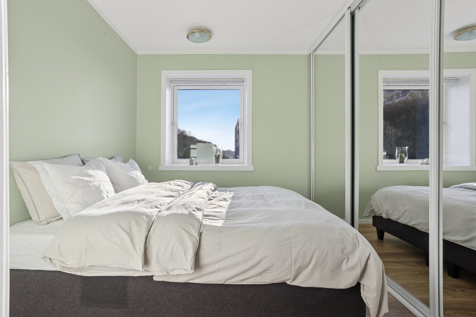 Soverom 2 har et stort integrert garderobeskap som gir gode oppbevaringsmuligheter. Galleribilde