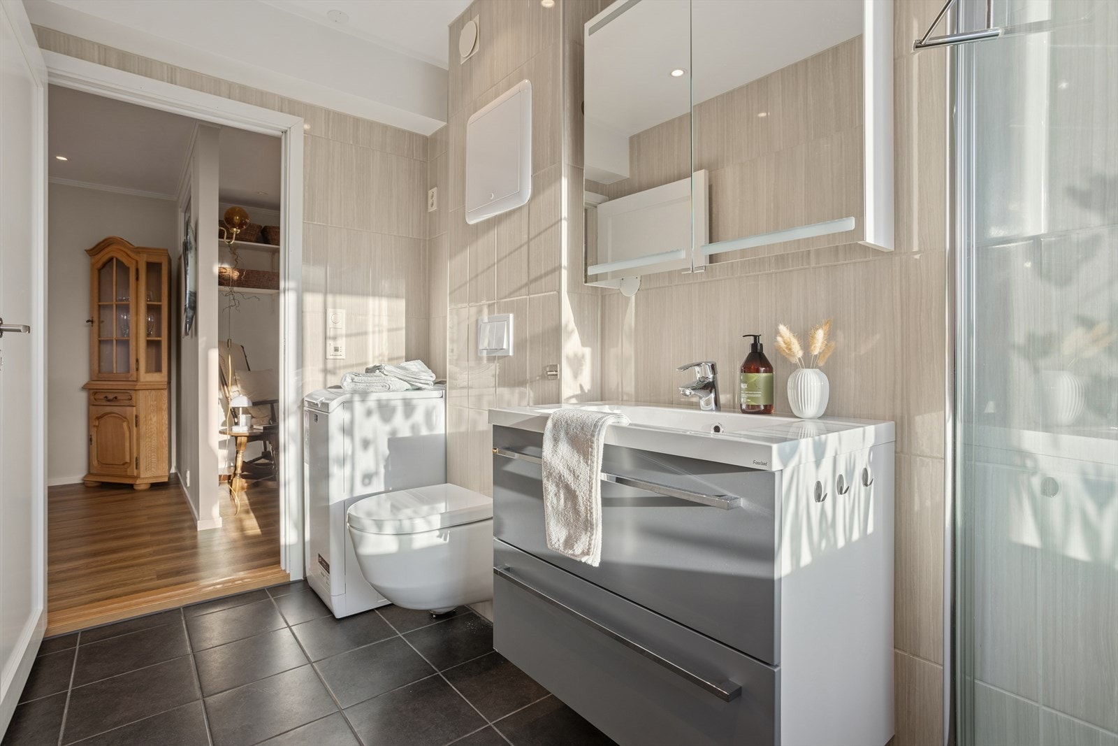 Det er lagt varmekabler i gulvet for god komfort året rundt og mekanisk avtrekk. Galleribilde