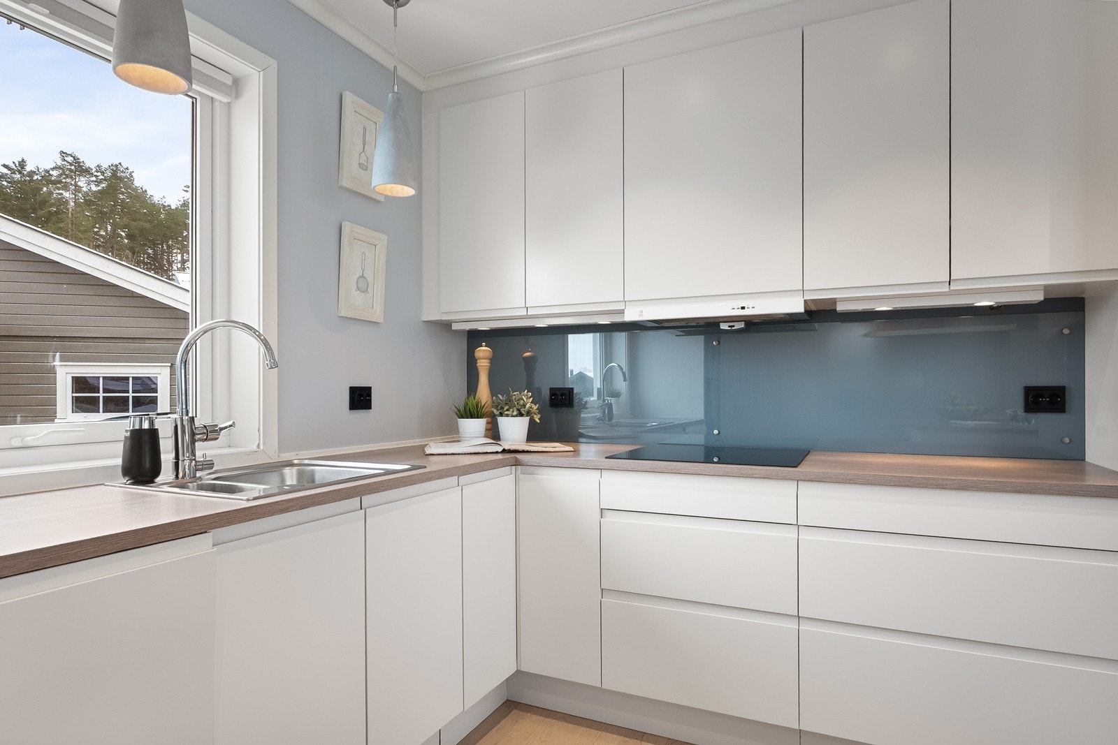 Integrerte hvitevarer består av oppvaskmaskin, platetopp, stekeovn, mikro og kombiskap kjøl/frys. Kjøkkenventilator er montert over kokesone med avtrekk ut. Galleribilde