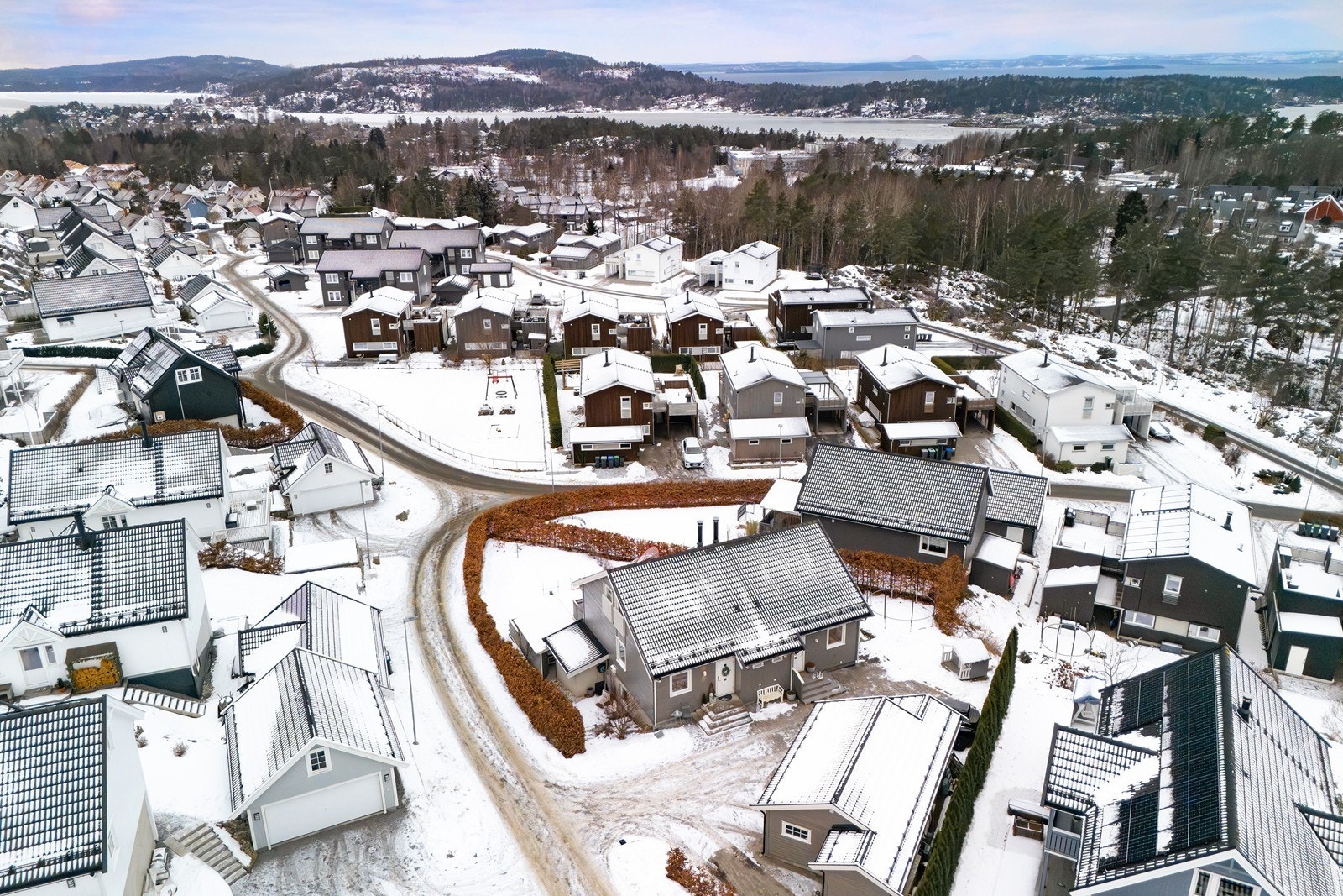 I Tyttebæråsen bor man I et veletablert boligområde, med kort vei til både vann og natur. Samtidig er man bare en kort reise unna et pulserende byliv med kollektivalternativer eller en kjøretur fra gårdsplass. Galleribilde