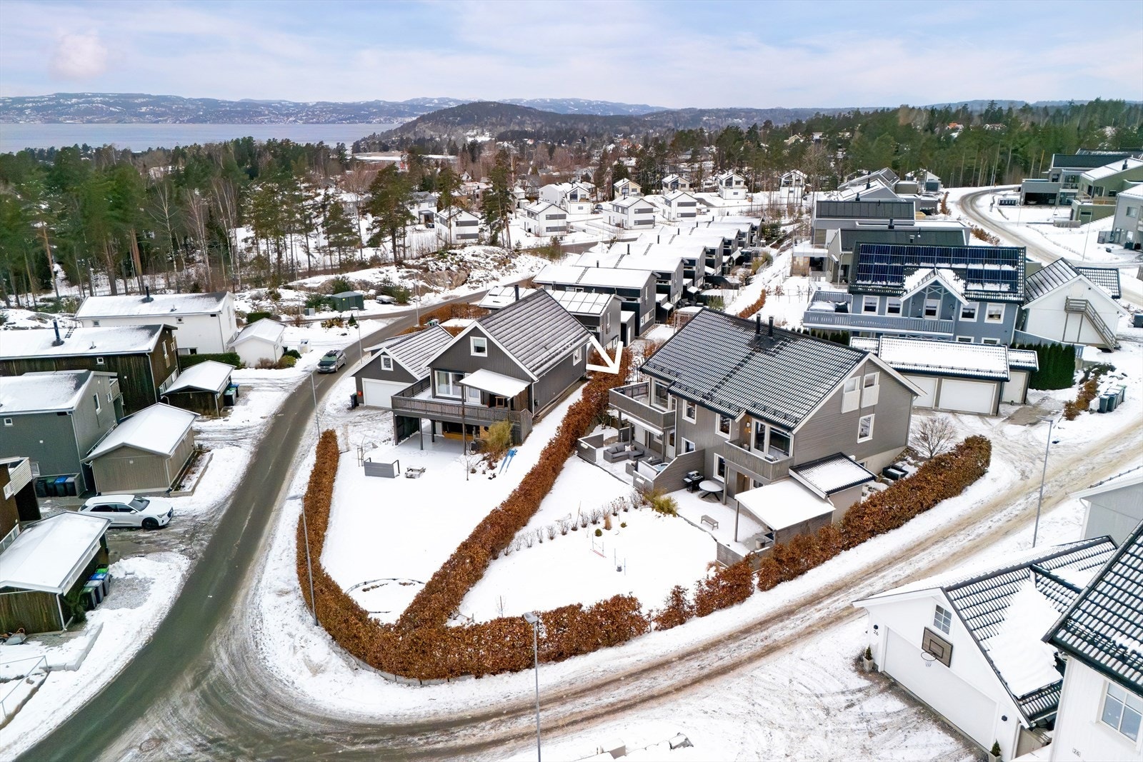 Boligen ligger i et etablert og barnevennlig boligområde like utenfor Son sentrum i Vestby kommune - med kort avstand til barnehage, barneskole og ungdomsskole. Galleribilde
