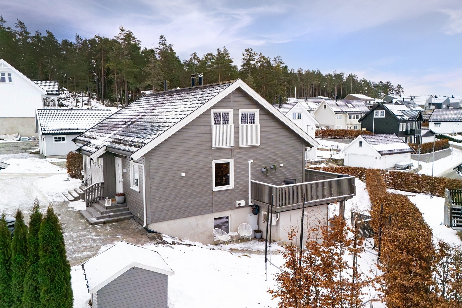 Innerst på tomten er det i dag plass til trampoline, lek og aktivitet. Her får barna boltreplass, samtidig som uteområdene oppleves private og solrike. Galleribilde