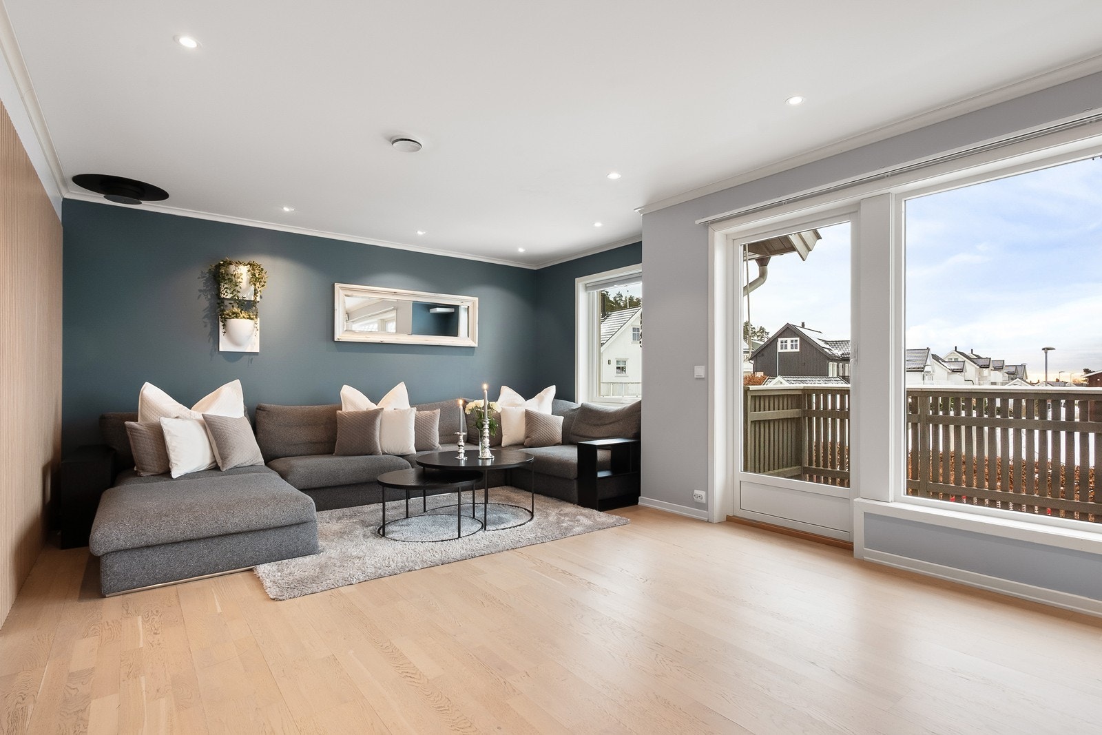 I hjørnet er det plass til stor sofaløsning. Galleribilde