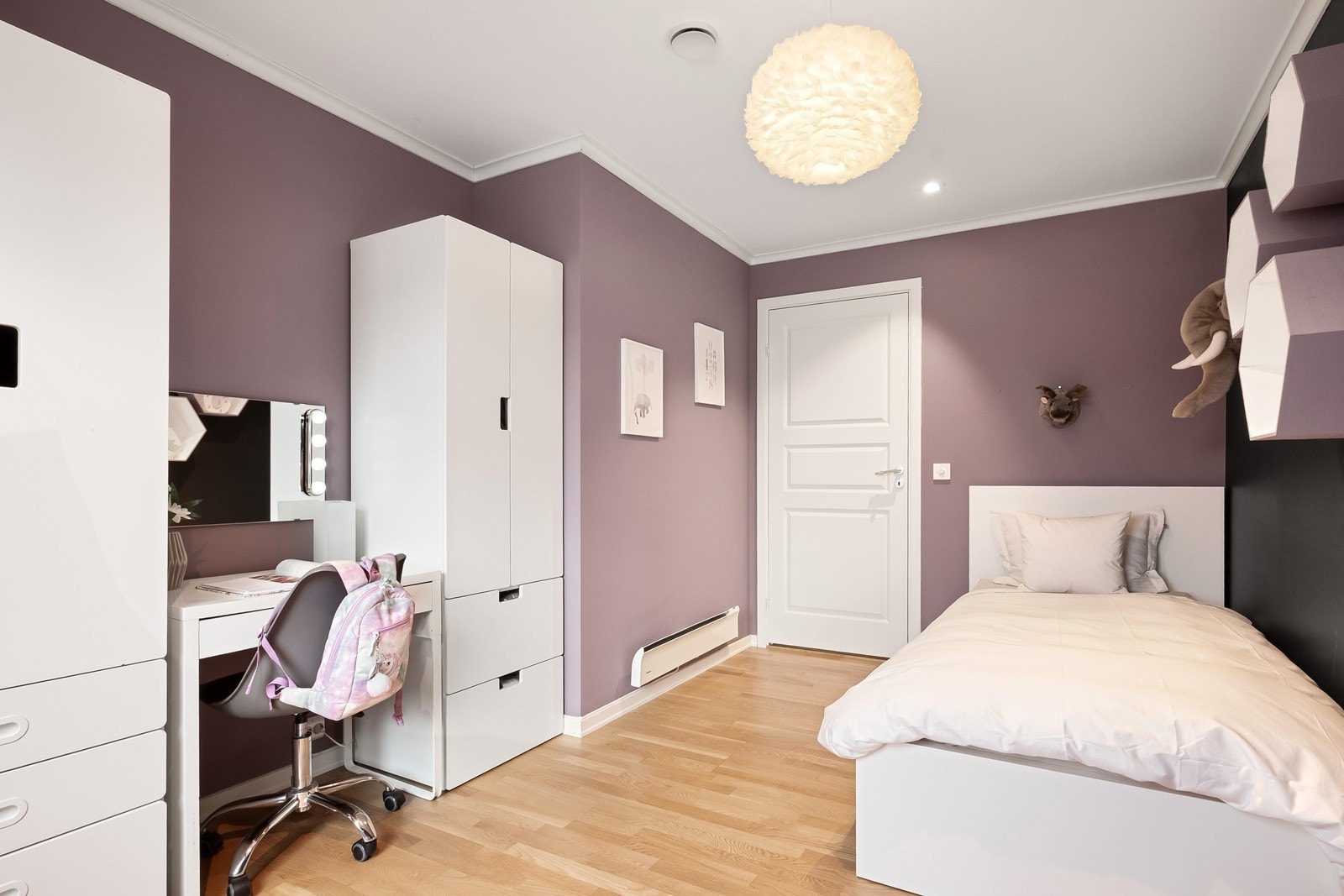 Dagens barnerom har plass til både seng, skrivebord og garderobeløsning. Galleribilde