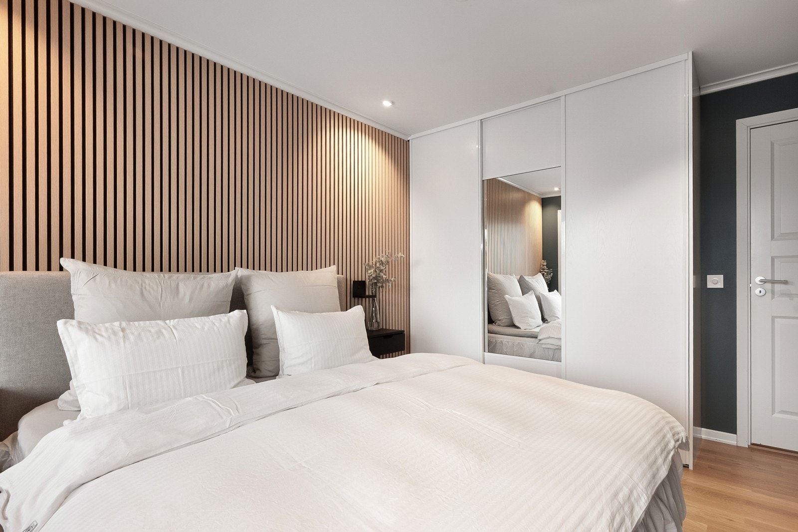 Rommet har dekorativ spilevegg og skyvedørsgarderobe. Galleribilde