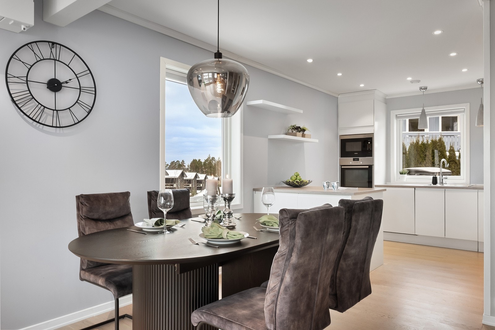 Ved kjøkkenet er det god plass til et stort spisebord. Galleribilde