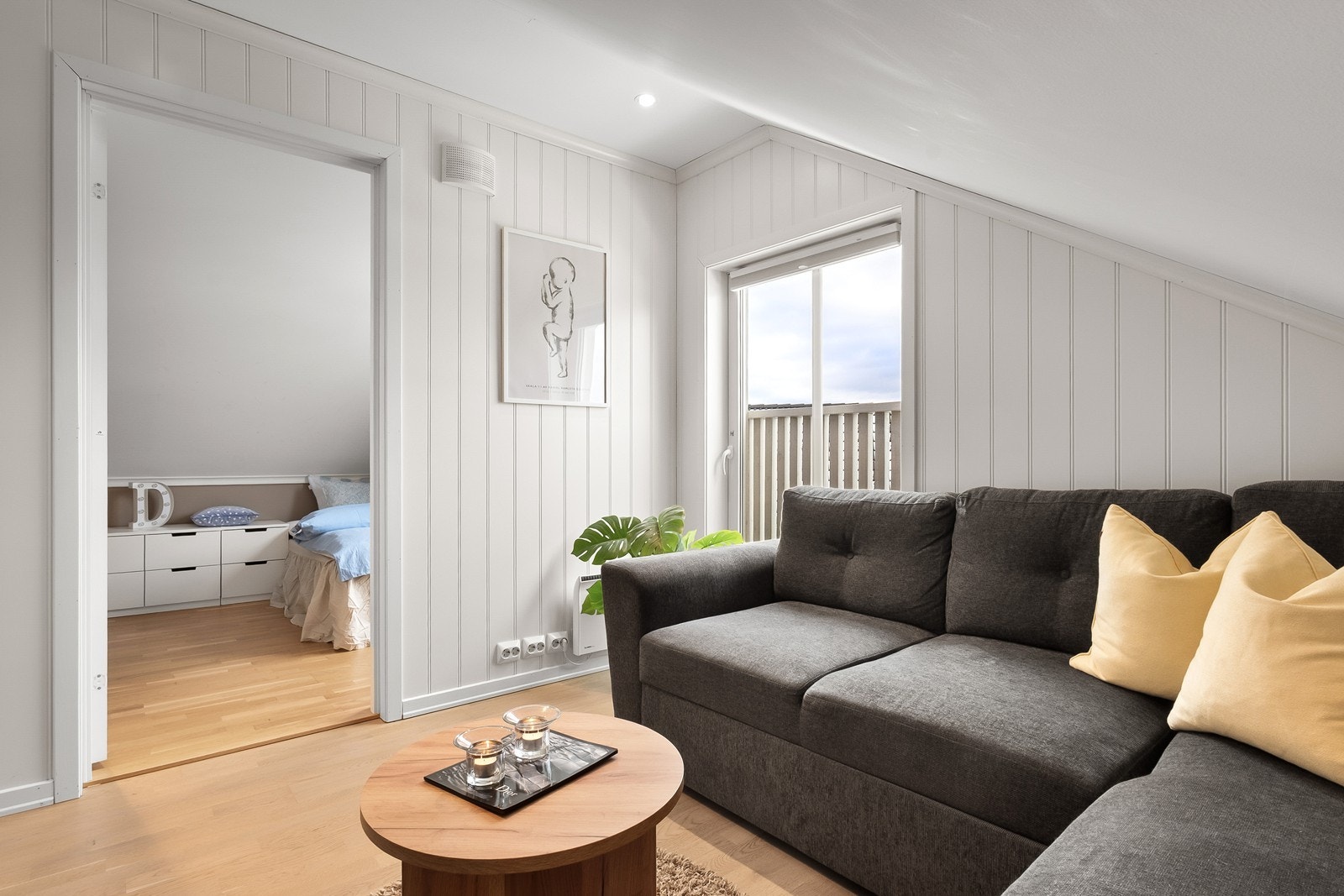 Loftstuen fungerer ypperlig som TV-stue, ungdomssone eller et ekstra oppholdsrom. Galleribilde