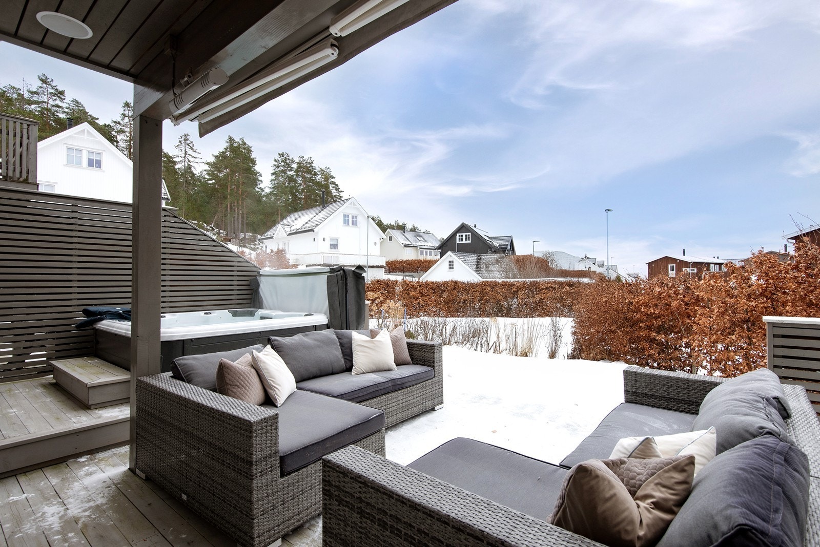 Det er flere solrike uteplasser og tilgang til hage. Her ser du den romslige markterrassen på 43 kvm. Galleribilde