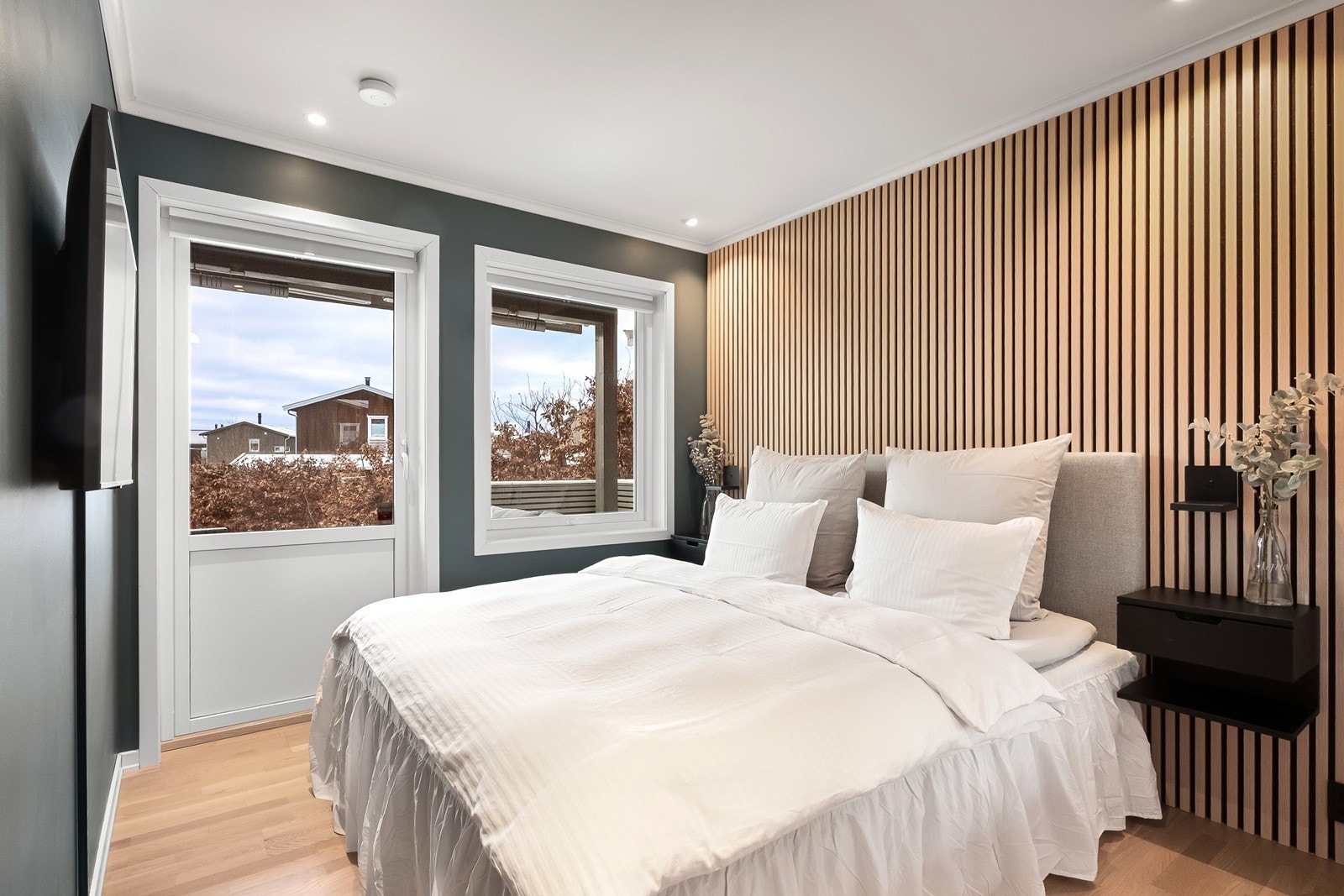 I denne etasjen finner du tre soverom. Hovedsoverommet har direkte utgang til markterrasse på hele 43 kvm. Galleribilde