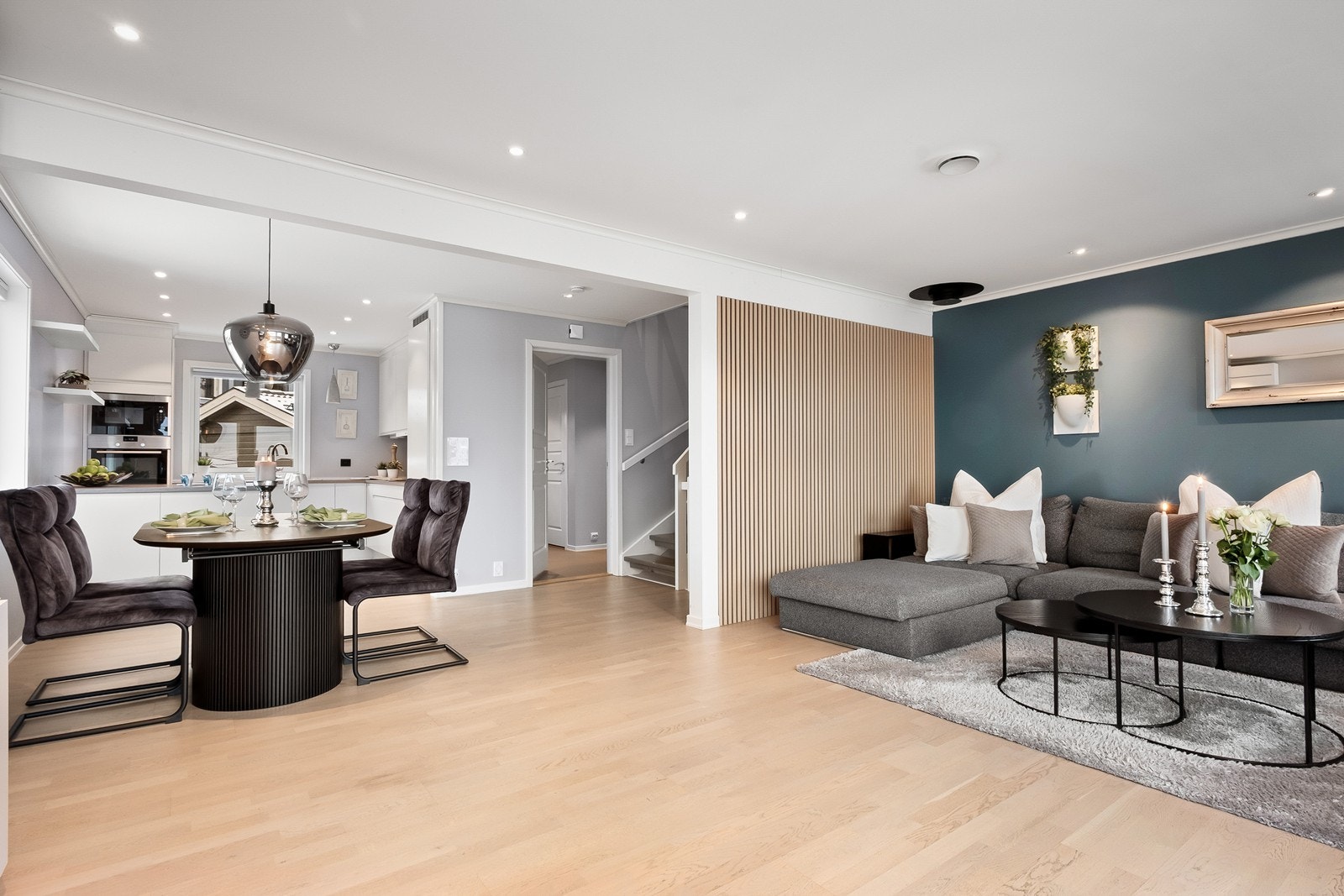 Stue og kjøkken utgjør store deler av hovedetasjen og har en åpen og sosial planløsning med naturlig sonedeling mellom kjøkken, spiseplass og sofaløsning. Galleribilde