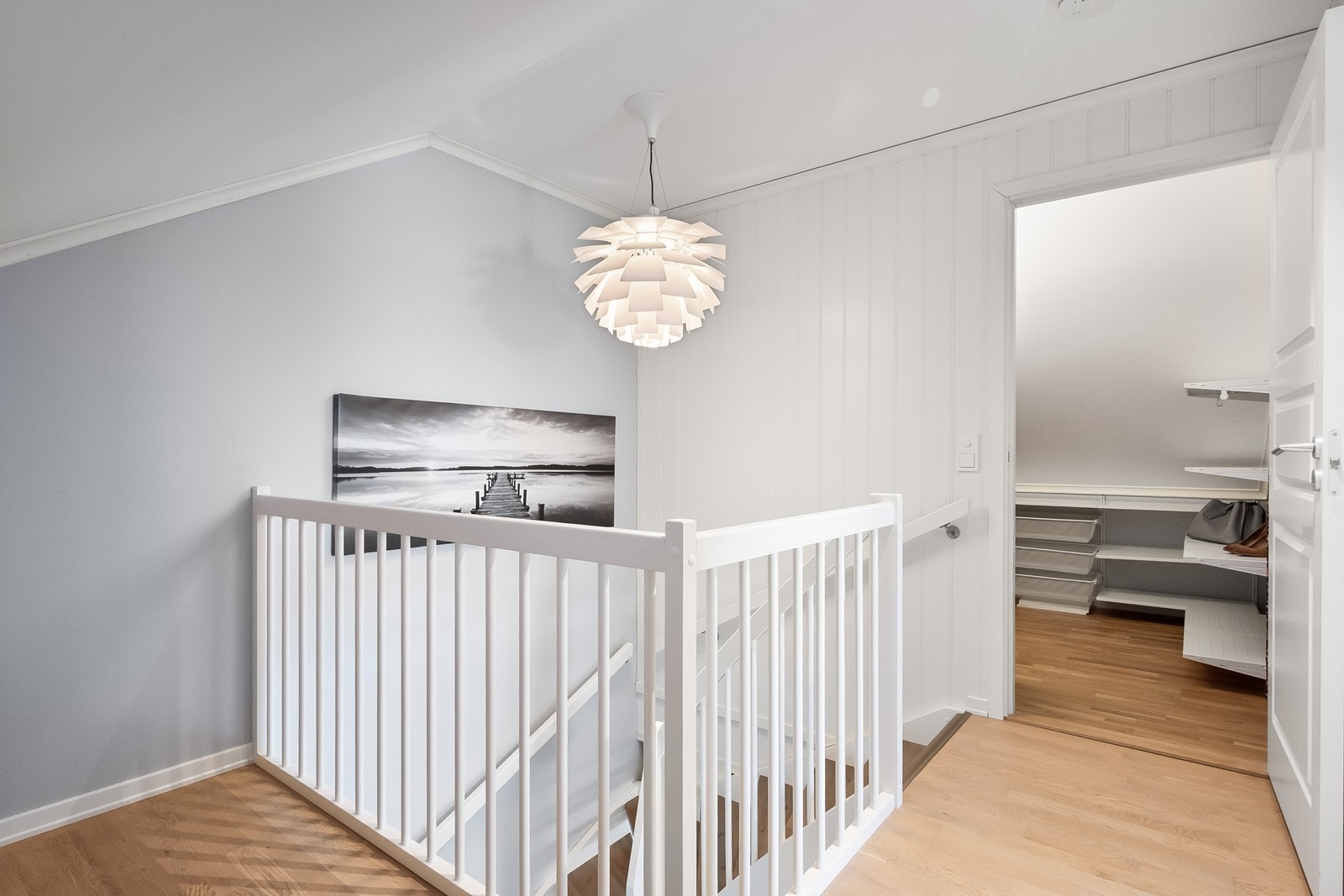 En åpen trapp binder etasjene sammen og leder opp til boligens øvre plan. Galleribilde