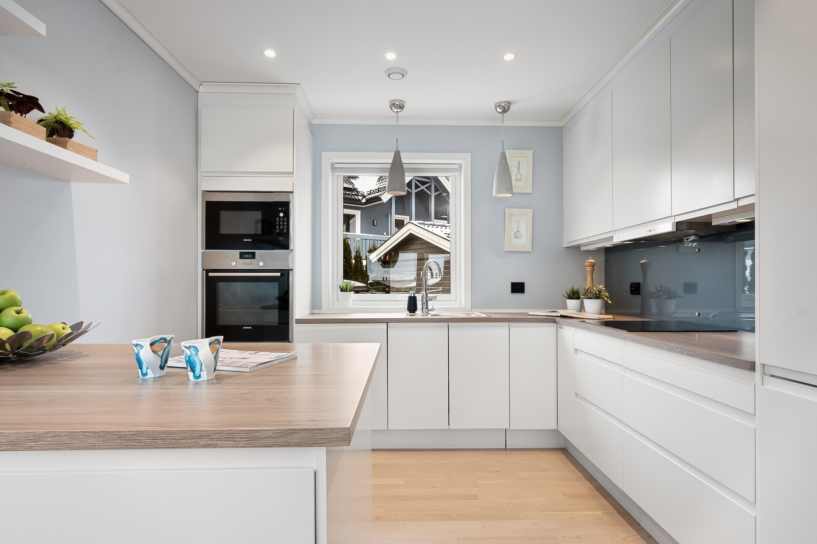 Kjøkkenet er fra byggeår og fremstår delikat med slette fronter, laminat benkeplate og overskap toppforet til himling. Galleribilde