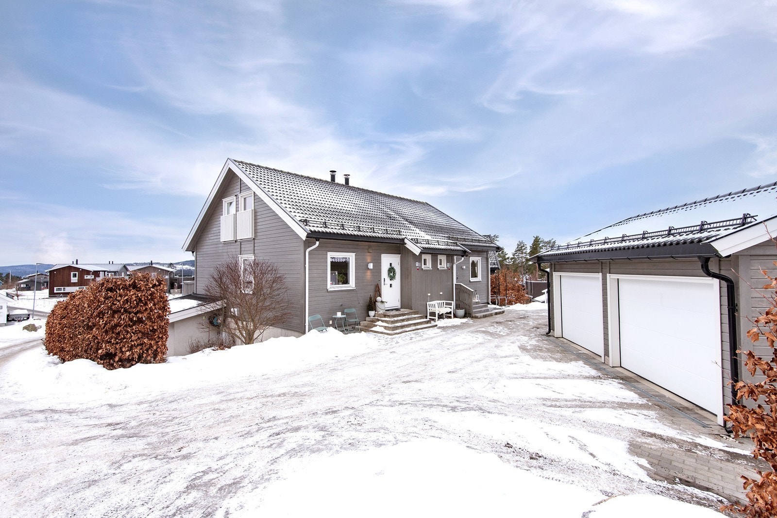 Parkering i garasje med direkte adkomst til egen bod. I tillegg er det biloppstillingsplass på steinbelagt gårdsplass, som deles med nr. 11. Elbillader er montert. Galleribilde