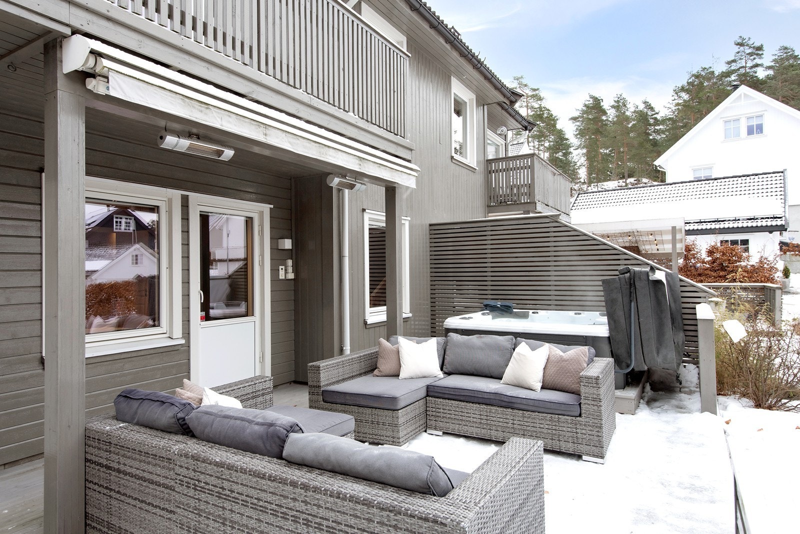 Fra hovedsoverommet er det utgang til en sydvendt markterrasse. Jacuzzi medfølger ikke. Galleribilde
