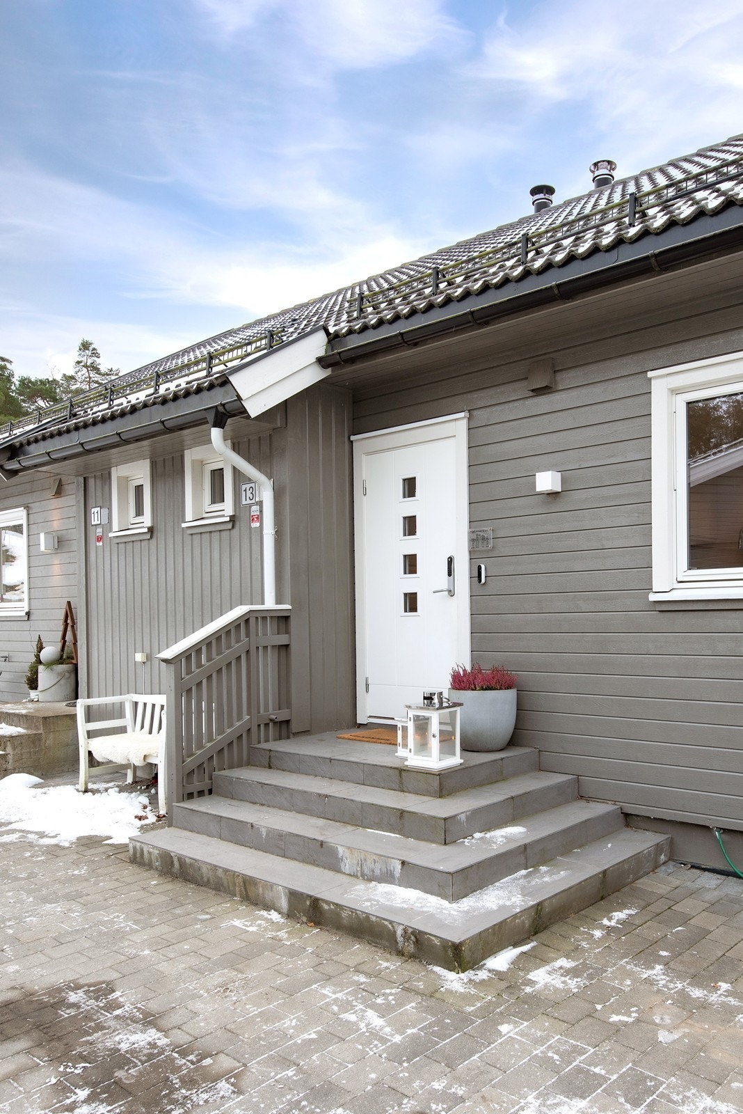 Hyggelig inngangsparti med belegningsstein og trapp opp til boligen. Det er Yale Doorman-lås. Galleribilde