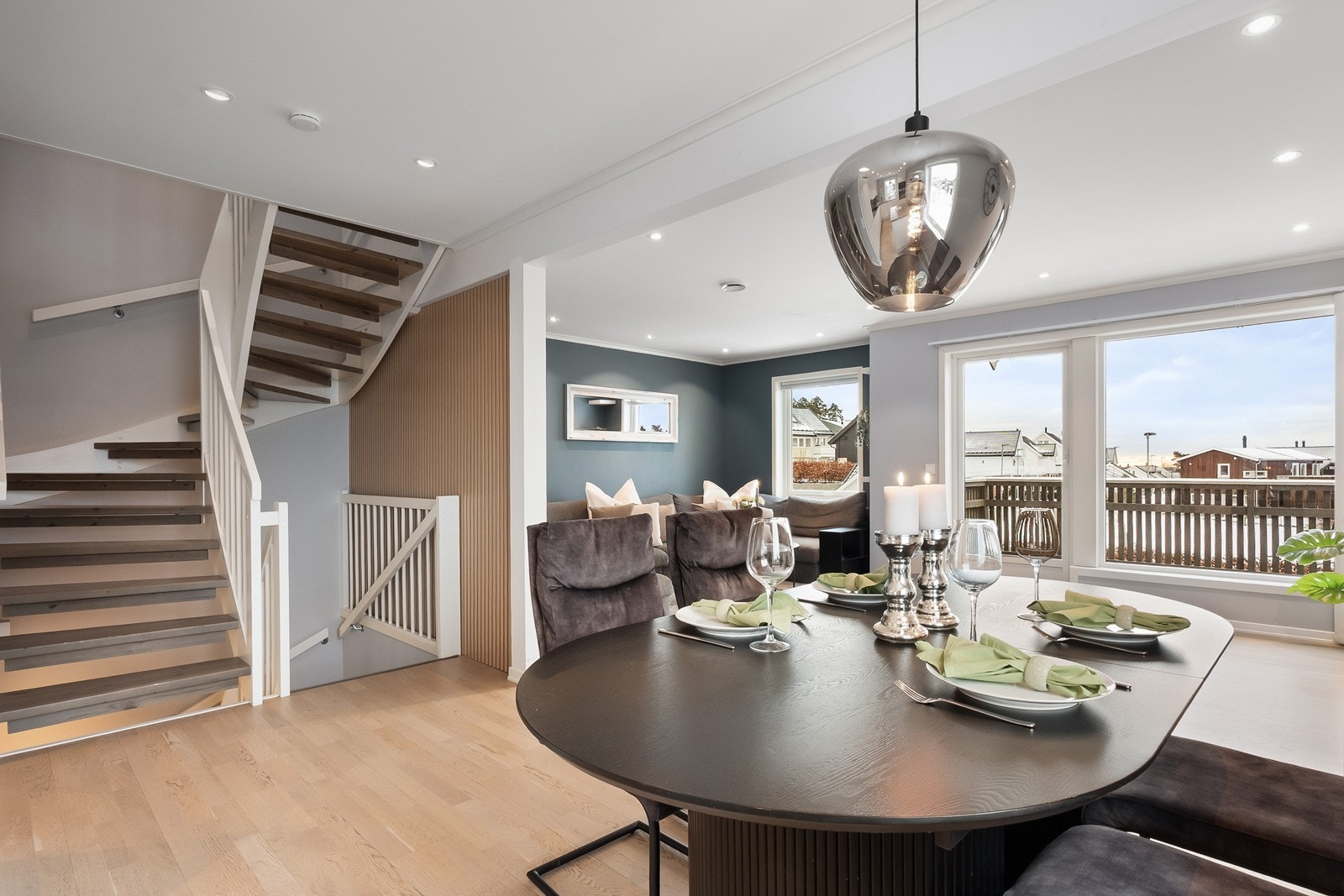 Her kan du flytte rett inn i en bolig med fine fargekombinasjoner, balansert ventilasjon, smarthus-system og oppgradert el-anlegg med innfelt belysning. Galleribilde