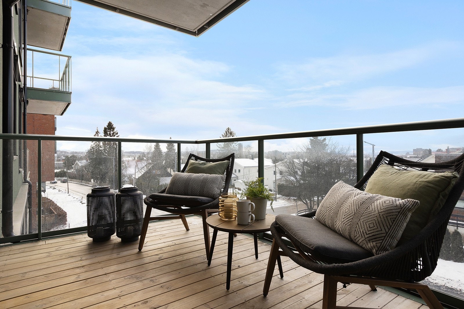 Vestvendt balkong på 7m² med tregulv, belysning og strømuttak. Galleribilde