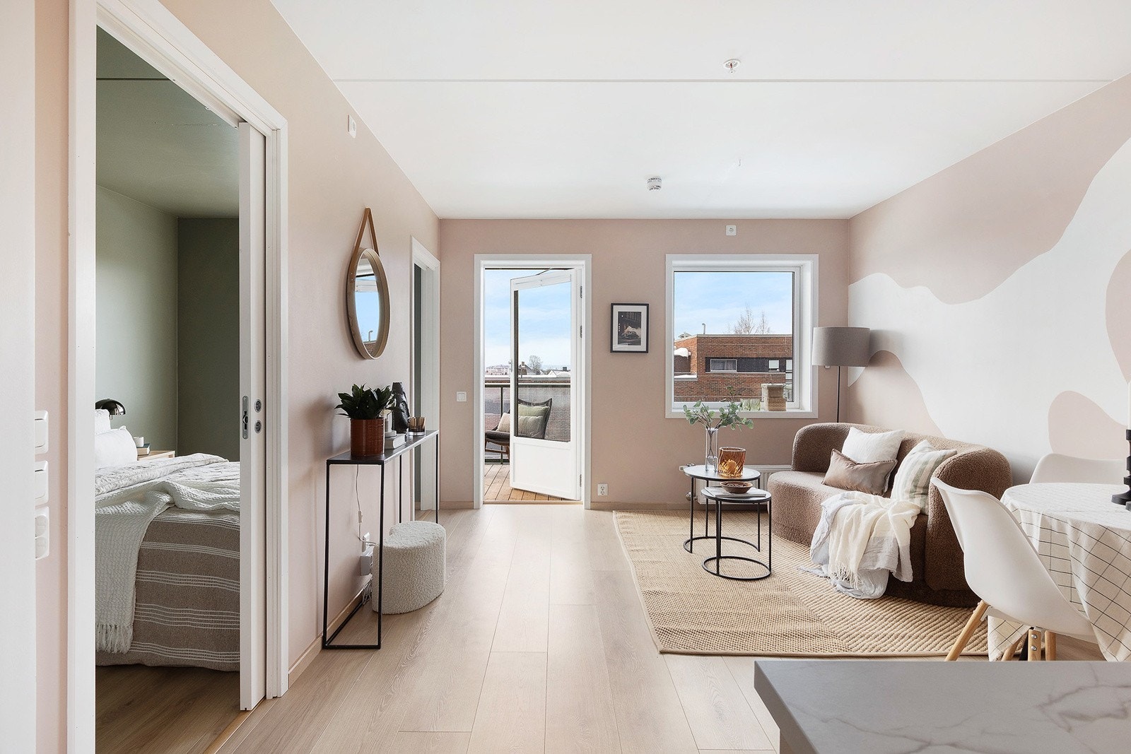 Stue med laminat på gulv, og malte veggoverflater. Galleribilde