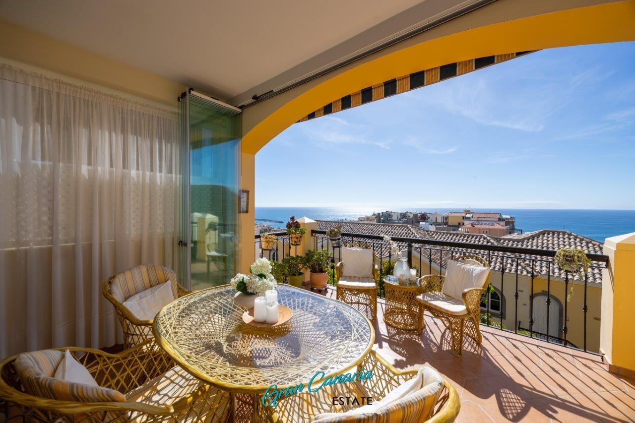 En del av terrassen er innglasset så kan lukkes eller åpnes Galleribilde