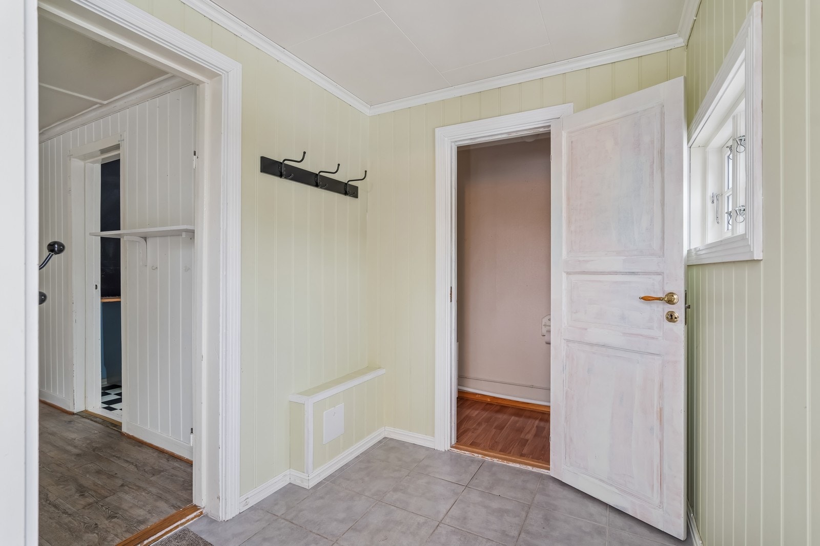 Gang med god plass til sko og yttertøy samt wc Galleribilde