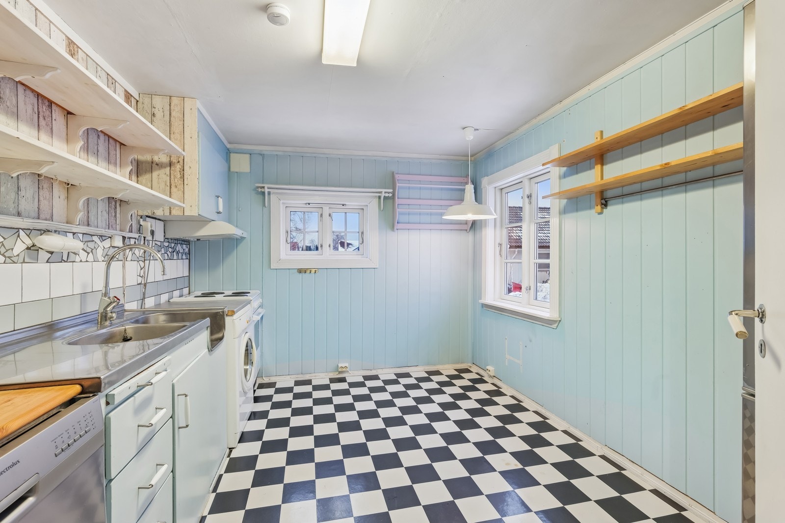 Kjøkken med god skap- og benkeplass Galleribilde