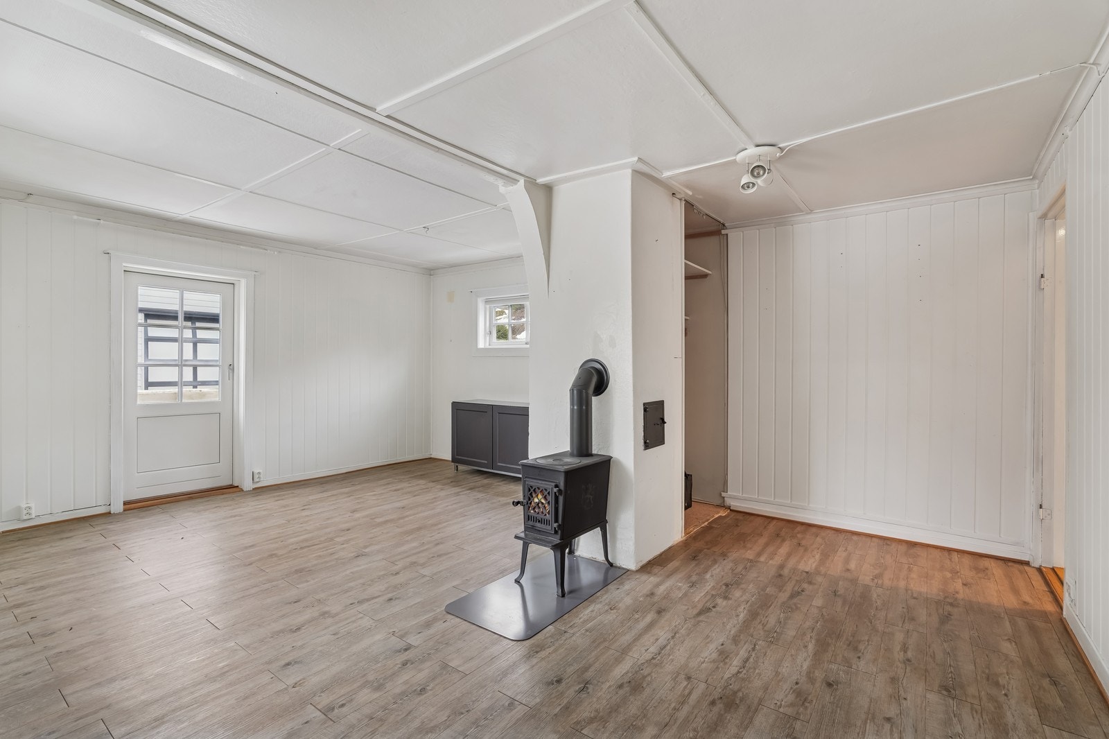 Stua har peis og utgang til terrasse Galleribilde