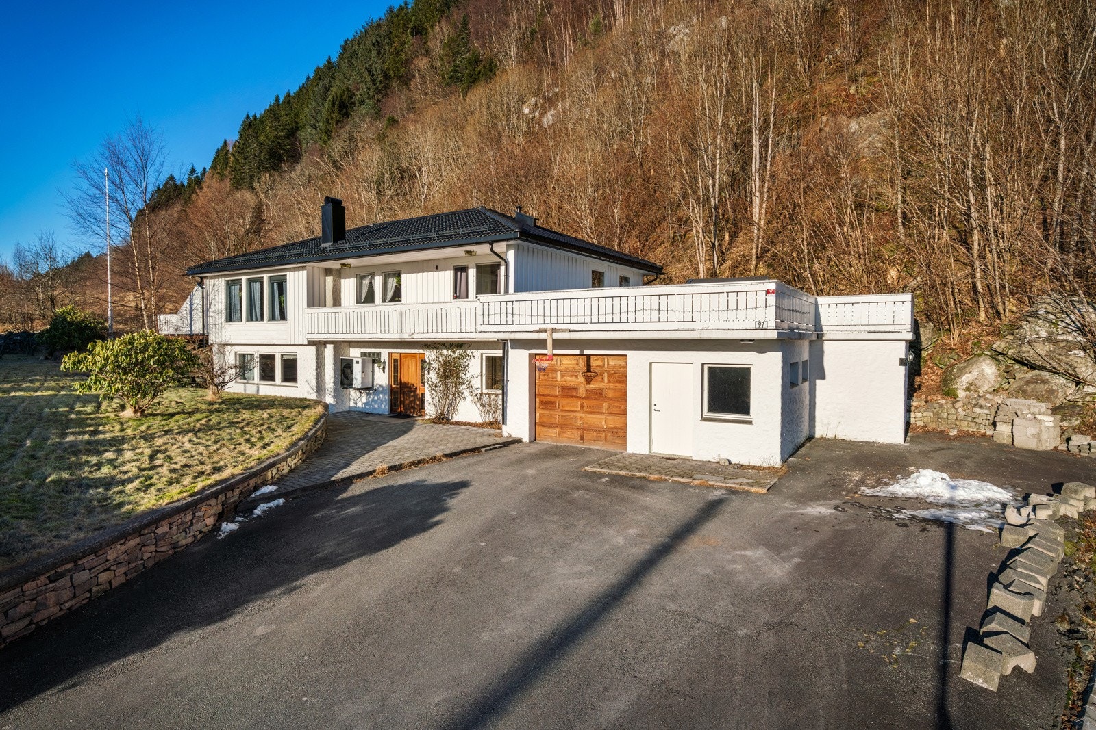 Velkommen til Vakre Valestrand, Rundhovde, og Hamrenesvegen 97! Garasje (57 m²) til høyre i bildet Galleribilde