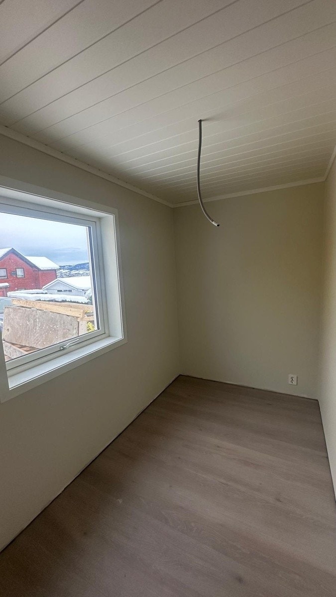 soverom med godt naturlig lys fra vinduet Galleribilde