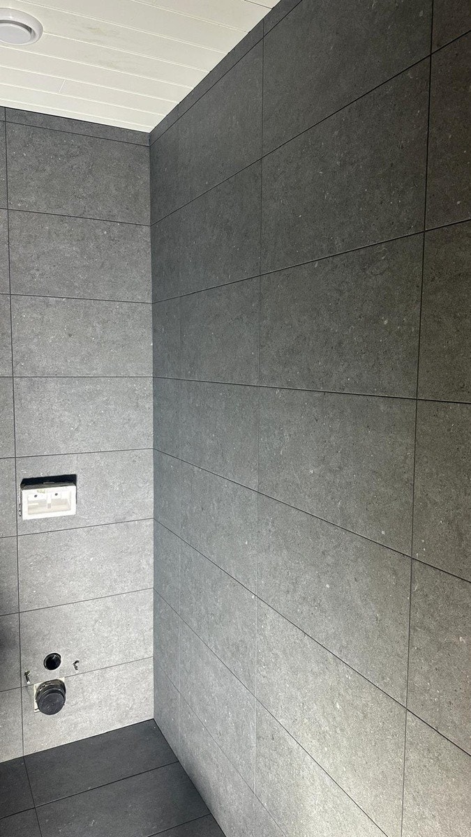 Høystandard bad med fliser og varmekabler Galleribilde