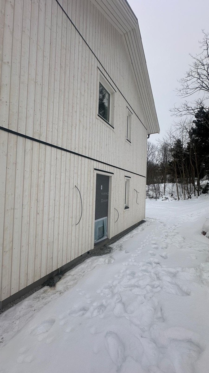 Egen inngang til leiligheten med lamper Galleribilde