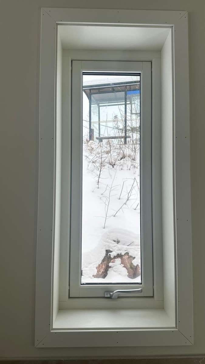 Vindu i stuen mot bussholdeplassen Galleribilde