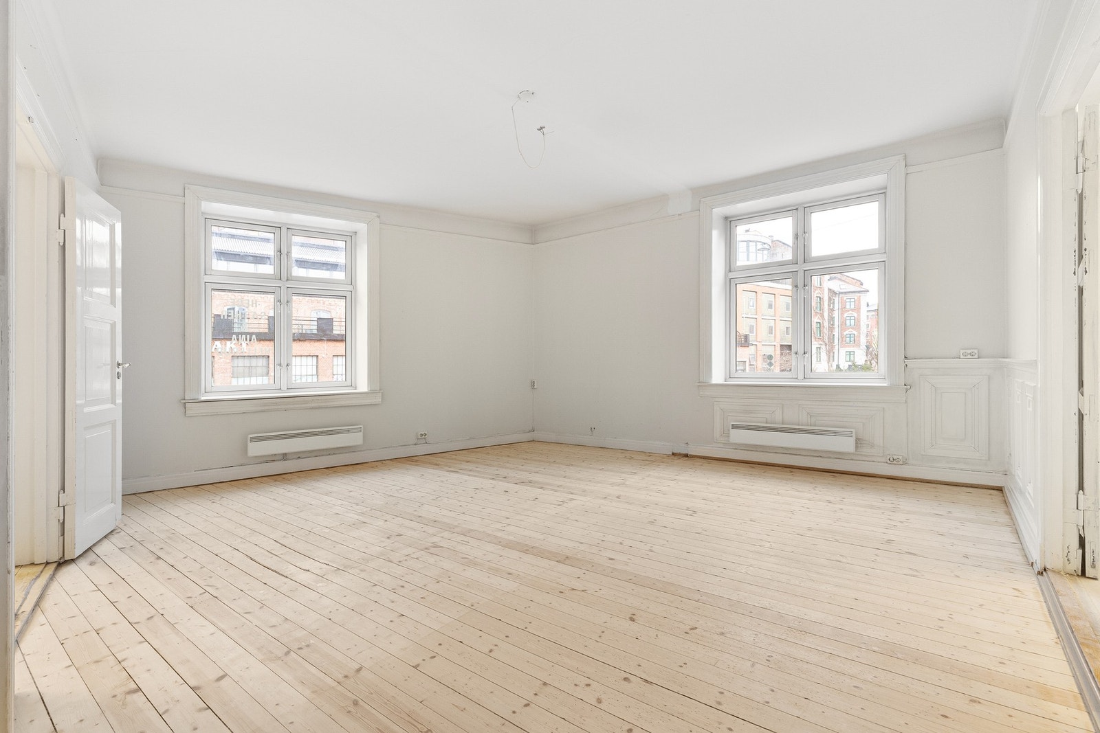 Klassiske vindusflater, vakre brystninger og sjarmerende tregulv. Galleribilde