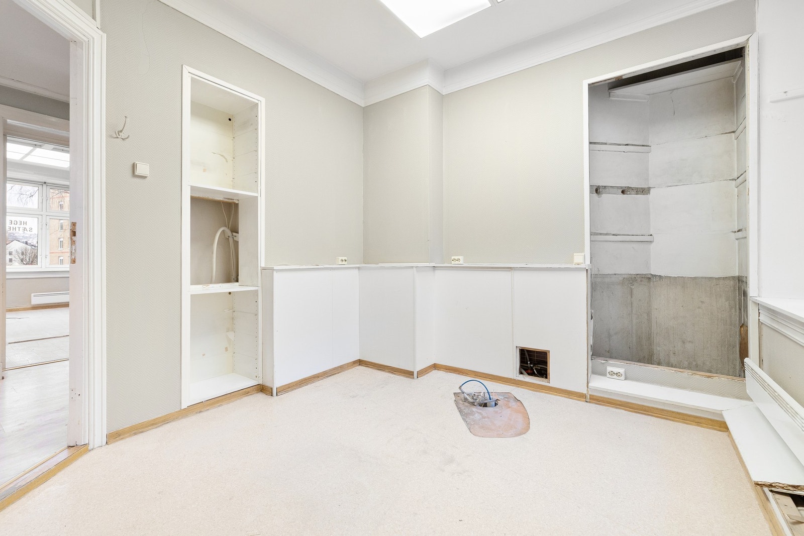 Fleksibel planløsning med stort potensial. Pipeløp i leiligheten/gården er rehabilitert i 2016 i regi av sameiet med bl.a nye innvendige syrefaste stålrør. Galleribilde